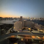 ザ バー&ラウンジ - ご参考まで、こちらは客室から。バーからの夕景も綺麗だったハズ