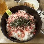 ジンギスカン楽太郎 - 牛トロ飯(税込858円)