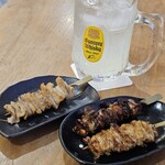やきとり直 - 桜姫鶏のせせり、はつもと、鶏皮＋レモンサワー
