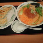 日高屋 - 坦々麺590円　餃子210円