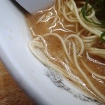 来来亭 - スープの表情　醤油ラーメンがこってりで別物になっている