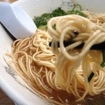 来来亭 - 麺はこんな感じ　中太細麺のストレート　麺カタ