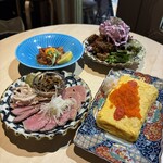 四ツ谷 バルカン - 左奥(牛ランプのユッケ) 右手前(出汁巻きたま5)