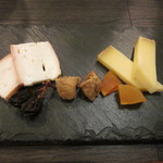 湘南ファーム - 那須の森ウォッシュチーズ(左）シントコ熟成16か月(右）