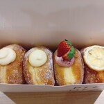 PIECE OF BAKE 大阪梅田阪急三番街店 - 左からクレマ2個、期間限定イチゴ、レモン