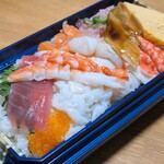 コモディイイダ - 料理写真:コモディイイダの惣菜コーナーのお弁当、海鮮丼。スーパーマーケットグルメ。