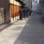 大阪天満宮 鮨とよなが - すごい行列(車も凄かった)