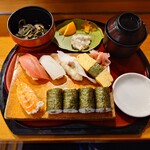 与志乃 - 料理写真:迷ったらお安いメニュー？（笑）と思い

●寿司ランチ　780円

を注文してみた

出てくる前は「海の物とも山の物ともつかぬ」ランチで
ホントに不安しかない？（笑）