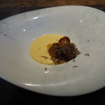 カイノヤ - 安納芋のホワイトソースと菊芋のフリット 卵黄のコンフィと黒トリュフ
      