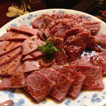 まるやま - 右上ハラミ
      左バラ
      下ロースかな？