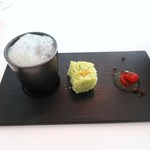 ハインツ・ベック - きのこのスープ、タイムの泡
　イタリアンパセリ、キノア
　パプリカのマリネ、黄パプリカのソース、ブラックオリーブ、塩