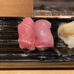 市場鮨 - 左:トロ、右:ブリ