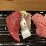 市場鮨 - 左:鮪赤身、右:アジ