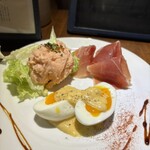 瀬戸内バル Collabo - 前菜3種　825円タッチパネルのメニュー写真と違っていて残念