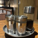 七厘 - テーブルには、タレ、塩、コショウ