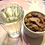 仙台中華そば 銘店嘉一 - 鶏チャーシューの切れ端には日本酒が合う♬