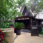 Abaca Restaurant - 楽しい食事を期待させるエントランス！