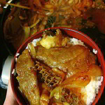 鉄板ホルモンとライス大250円でホルモン丼