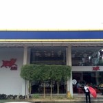 ZUBUCHON - 赤い豚ロゴが輝く巨大店舗！