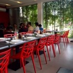 ZUBUCHON - お店のキーカラーは赤です！