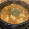 カルビ丼とスン豆腐専門店 韓丼 - 豚キムチスン豆腐。豚肉とキムチ、ふわっとした豆腐を唐辛子ベースのスープで煮込んだ、韓丼の人気メニューです。