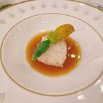 The Backyard - 蒸した赤ハタと鮑ソース。ズッキーニの花の蕾にはお楽しみが詰まっています。