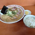 ラーメン大光 - 味噌ラーメン 800円(税込)。
      (チャーシュー脂身多めの切り落とし、ネギ多め)。ライス少々 100円(税込)。
