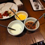 湯島天神横ラクレットグリル チーズ料理＆スイスワインのお店 - フォンデュブルギニョンの付け合わせのソース