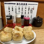 味噌ラーメン ギョウサン 味富 - 奥に見える調味料を好みで混ぜてタレづくり。一番右手が特製の辛味噌。