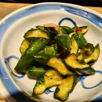 たん焼 忍 - 胡瓜のニンニク醤油漬け　サッパリしていて美味しい