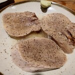 たん焼 忍 - ゆでたん　恐ろしく柔らかく 崩すとコンビーフみたいです　わさびをたっぷりのせて食べると旨い