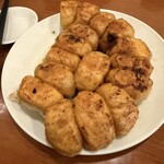 ホワイト餃子 植田餃子店 - これで16個。
                                30分以内に50個食べきらなければ、
                                ヒーローになれませんでした。