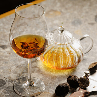 旬を迎える黒トリュフの香りを主役にしたコースをご提供中