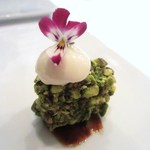 シック プッテートル - フォアグラのテリーヌ、ピスターシュで包んで、ホワイトチョコのムース