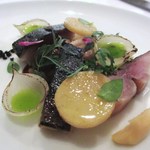 シック プッテートル - 鯖と小玉葱のマリネ、丹波シメジとキタアカリのメダイオン、アーモンドの香りを添えて