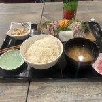 魚彩イカのアジト． - 刺身二点(+イカ)と定食セット。フライや塩焼きで定食も試してみたい