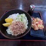 手打ち讃岐うどん あじな味 - 料理写真:醤油冷やしうどん　大　650円＋紅しょうが天　120円