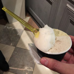 ジェラテリア アクオリーナ - 3種盛り ピスタッキオ ノーチ プロセッコのシャーベット（630円）