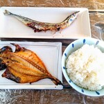 杉国商店 - あじ(中)、さんま丸干し、ご飯(大)。