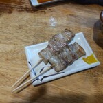 立飲み たきおか - 救済バラ串焼き（店員受注ミスだか、注文したけど待ちきれない客が帰っちゃったのか、たきおかでは起こりがちな現象、だいたい他の客の誰かが「だったらアンチャン、それもらうよ」と救済する。今回ワタシが救済）