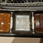 黒かつ亭 中央駅本店 - 左から味噌ダレ、梅塩、黒ソース