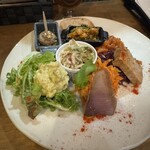 スペイン料理の店 Amunt - 前菜盛り合わせ(豚のテリーヌ、鰤スモーク、キャロットラペ、紫キャベツのマリネ、マッシュルームアヒージョ、ポテサラ、エビと菜の花パプリカ煮込み、鳥コールスロー、ピストマンチェゴ)