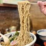 安部製麺所 - ツルツルの中太ちぢれ麺をリフトUP⤴️