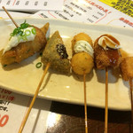 夢GEN - 100円ファーストセット。右からオクラハム、田舎こんにゃく田楽、うずらタルタル、シャケタルタル、ジャガイモ。