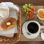 Cafe de minette - モーニング:Bセット（ローブパン、ゆで卵、サラダ、フルーツ）
