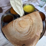 三燈舎 - 大きいドーサがのっています