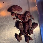 森森舎 - カリカリの皮(殻)を手で取ります