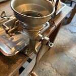 森森舎 - これがカカオ豆をすりつぶす道具