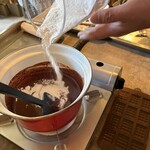 森森舎 - お砂糖を入れます　カカオ豆の2〜3倍入れないとおいしくならないです