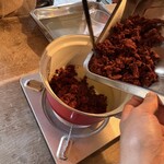 森森舎 - すりつぶしたカカオ豆を加えます